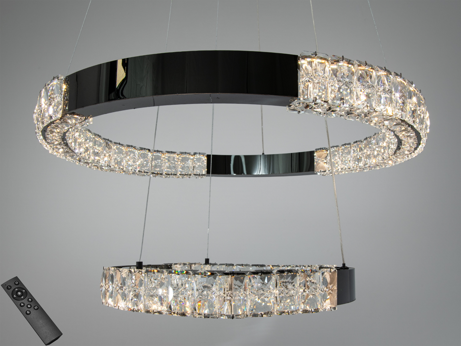 Підвісна люстра з двома кільцями, прикрашеними кристалами. Має дистанційне керування для зміни яскравості.