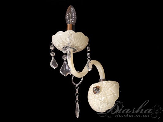 Це класичне бра зі світло-жовтого скла буде славною прикрасою в гостинній кухні або затишній спальні, в кімнаті учня або просторої передпокою. Воно й освітлюватиме, і прикрашатиме будь-яке з перерахованих приміщень.&nbsp;
Ще один важливий нюанс &ndash; до цього бра можна підібрати відповідну люстру. І тоді Ваш інтер'єр буде остаточно сформований. Не проґавте цей шанс.&nbsp;
Класичні люстри та бра цієї моделі зі звичайними лампами розжарювання, світлодіодними лампами або економками на патрон Е14 внесуть благородні нотки у будь-який інтер'єр. Можливе виконання металевих частин у золотому та хромованому варіантах.