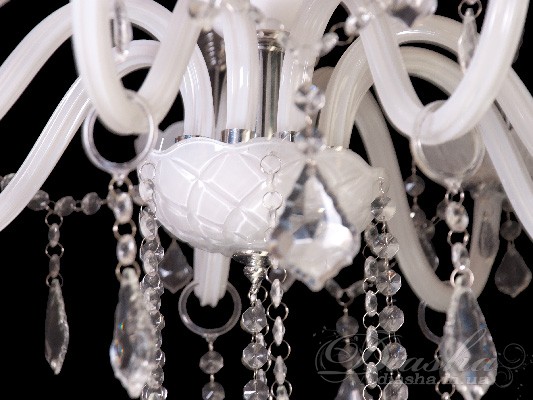 Класична люстра з білого скла