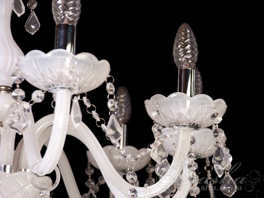 Класична люстра з білого скла
