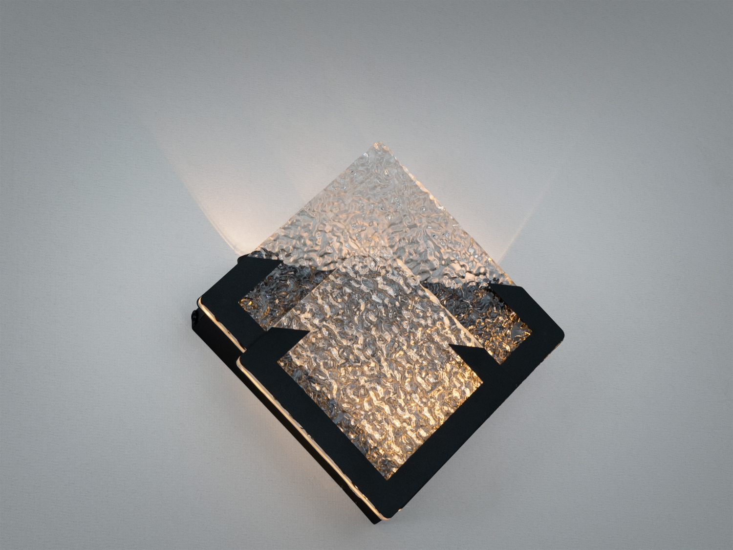 Настінний світильник з текстурованого акрилу, що нагадує лід, чорна металева основа. Підходить для акцентного освітлення в сучасних інтер′єрах.