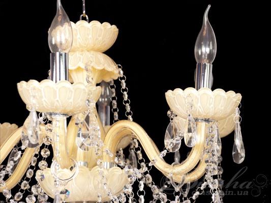 Класична люстра з кремового скла