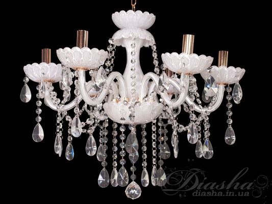 Багата, розкішна обстановка банкетного залу, просторого холу або імпозантній вітальні вимагає унікального освітлення. І в цьому випадку обов'язково стане в нагоді представлена ​​тут люстра. Вона чудова своєї граціозною металевою основою та витонченими кришталевими підвісками. Сяючі відблиски сліпучого кришталю ще більше прикрасять Ваш розкішний та прекрасний інтер'єр. Поспішайте за покупками, шановні панове.
Класичні люстри та бра цієї моделі зі звичайними лампами розжарювання, світлодіодними лампами або економки на патрон Е14 внесуть романтичні нотки в будь-який інтер'єр.
Можливе виконання металевих частин в золотому та хромованому варіантах.