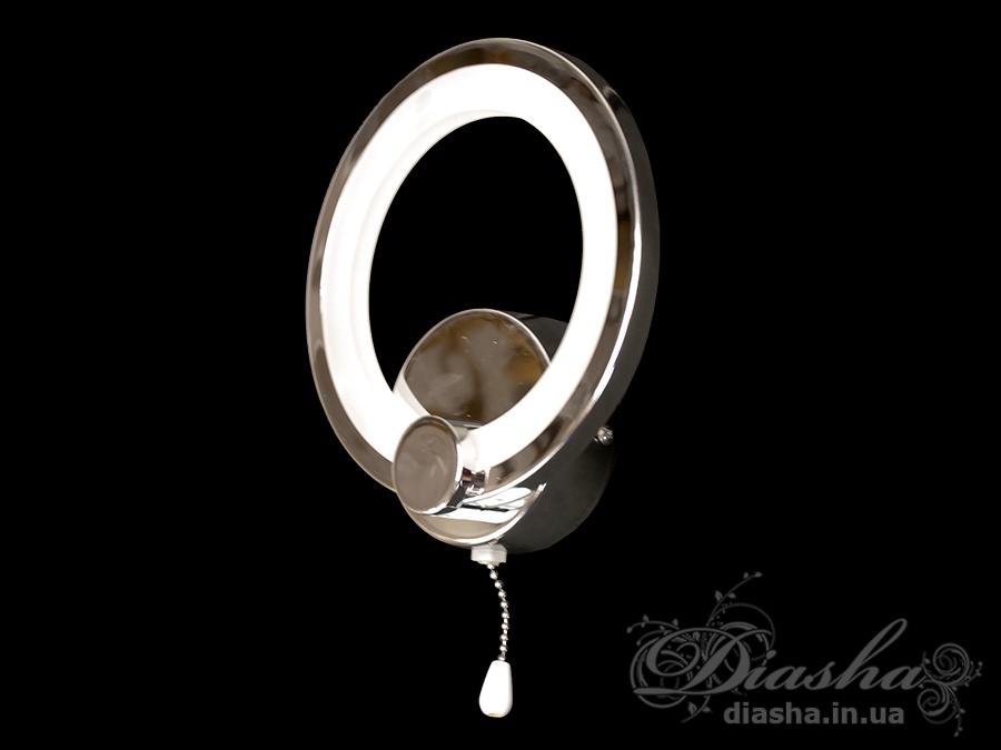 Світильник з круглим абажуром і хромованим покриттям. Ідеальний для використання в спальні, має вимикач на ланцюжку.