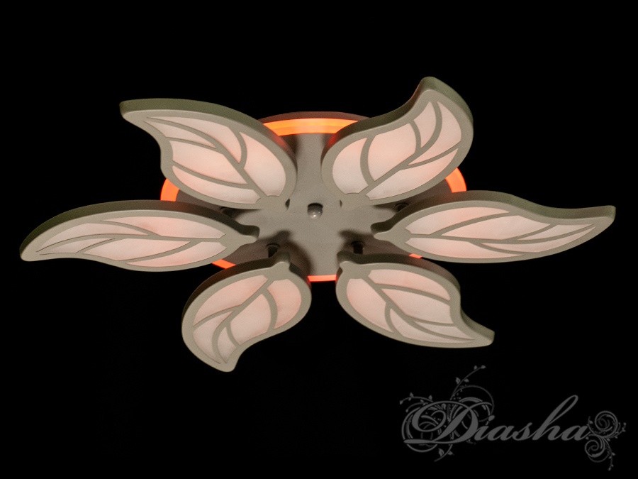 Лампа з пелюстками, що світяться, з червоною підсвіткою. Підходить для романтичної атмосфери.