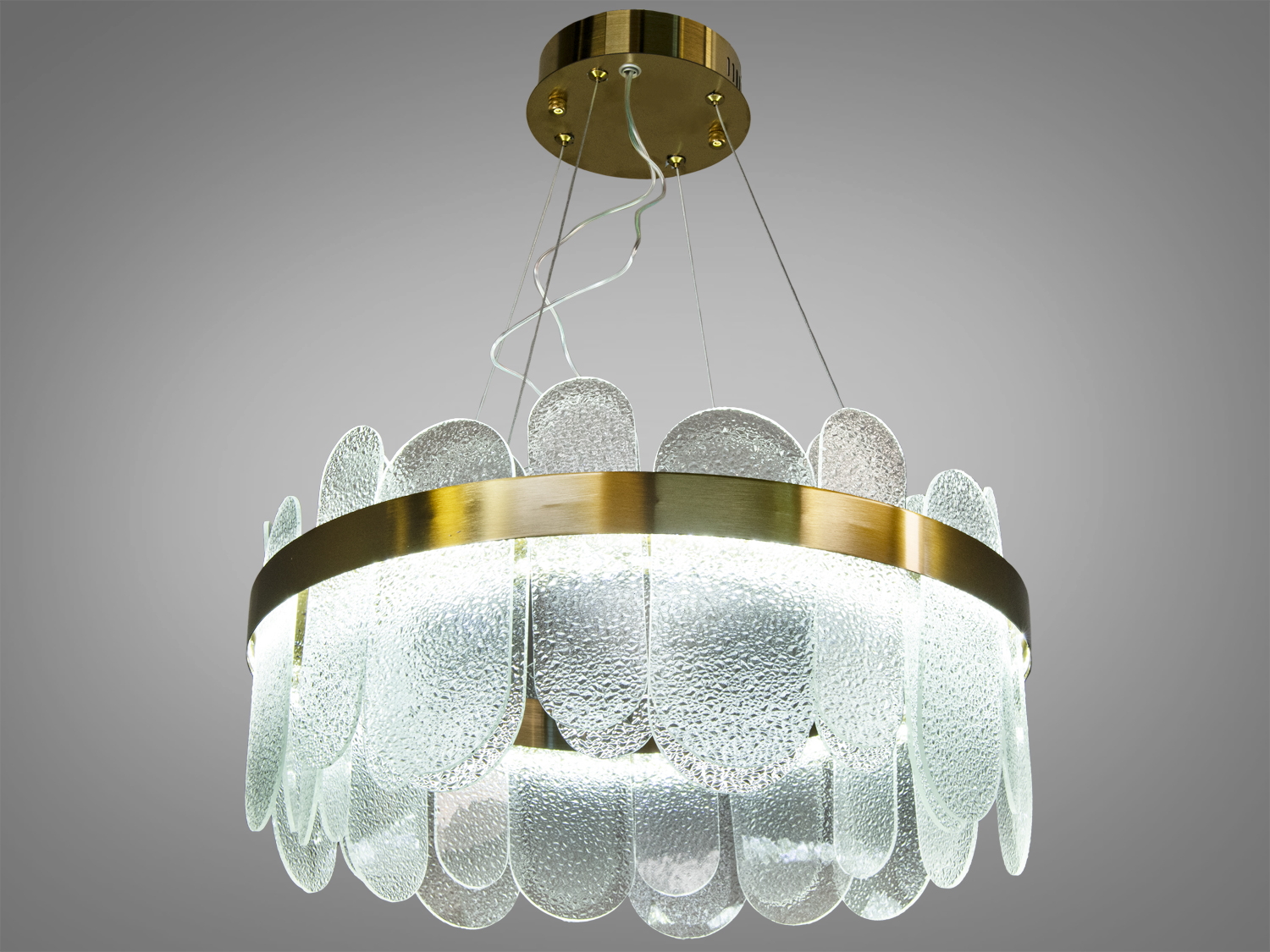 Підвісний світильник з прозорими скляними панелями та латунним обідком. Ідеально підходить для сучасного інтер′єру.