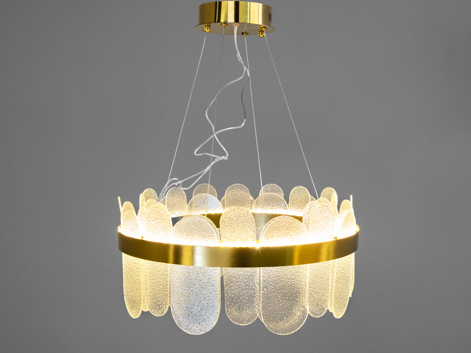 Стельовий світильник з текстурованими скляними елементами, що створюють м′яке світло. Підходить для вітальні або їдальні.