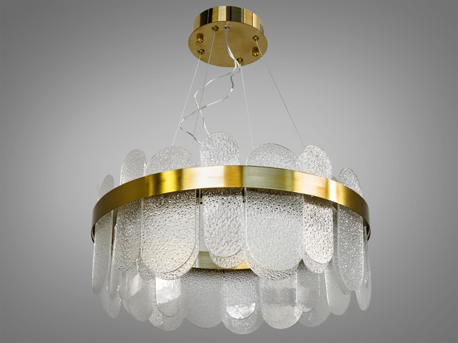 Елегантний світильник з овальними скляними деталями та латунним кріпленням. Підвісна конструкція для стильного освітлення.