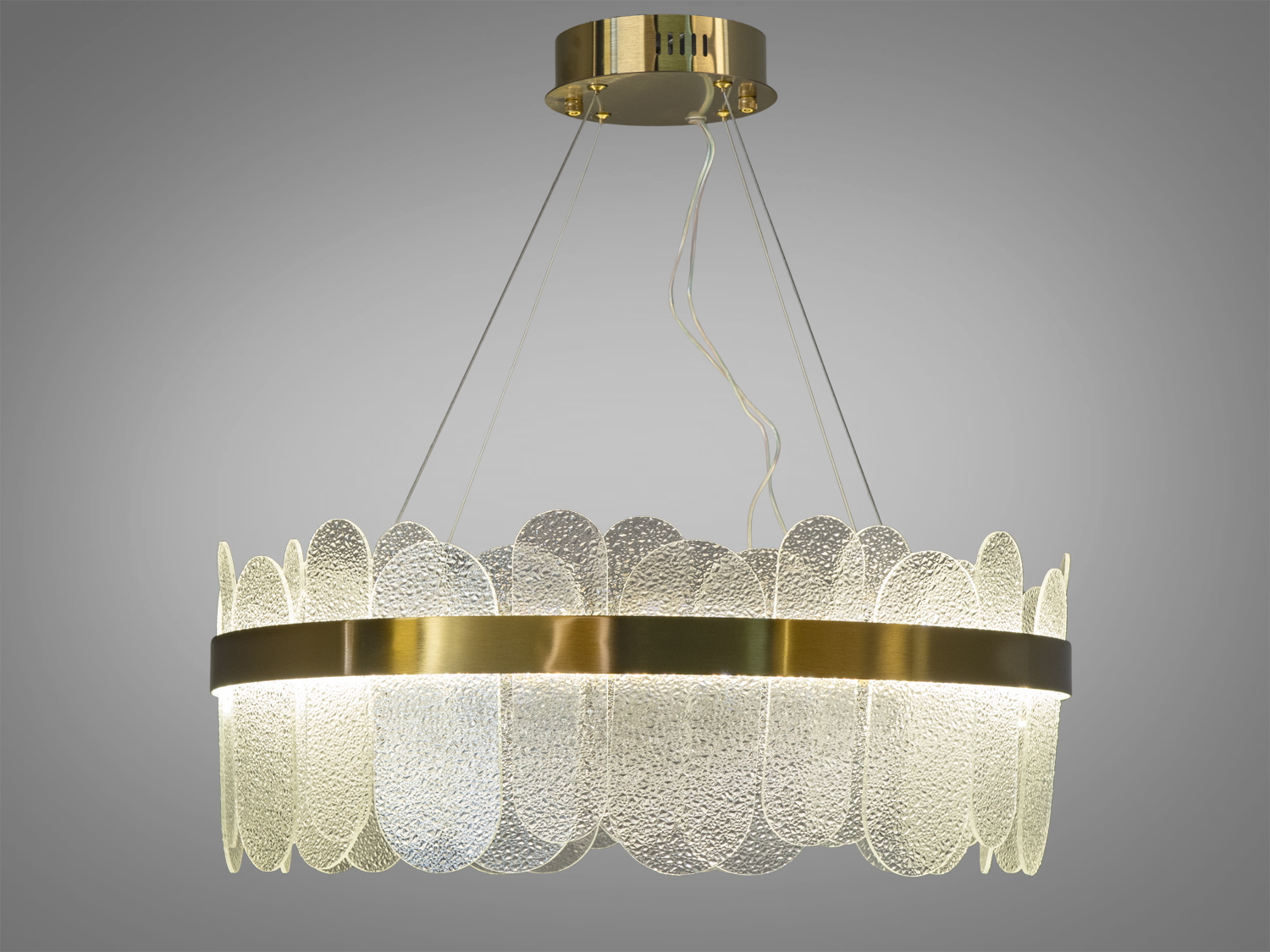 Люстра з текстурованими скляними елементами та золотистим обідком, підвішується на тросах, ідеальна для вітальні.
