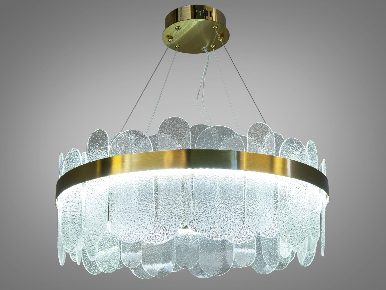 Скляна люстра з золотистим обідком, з підвісним монтажем, забезпечує рівномірне освітлення, підходить для просторих приміщень.