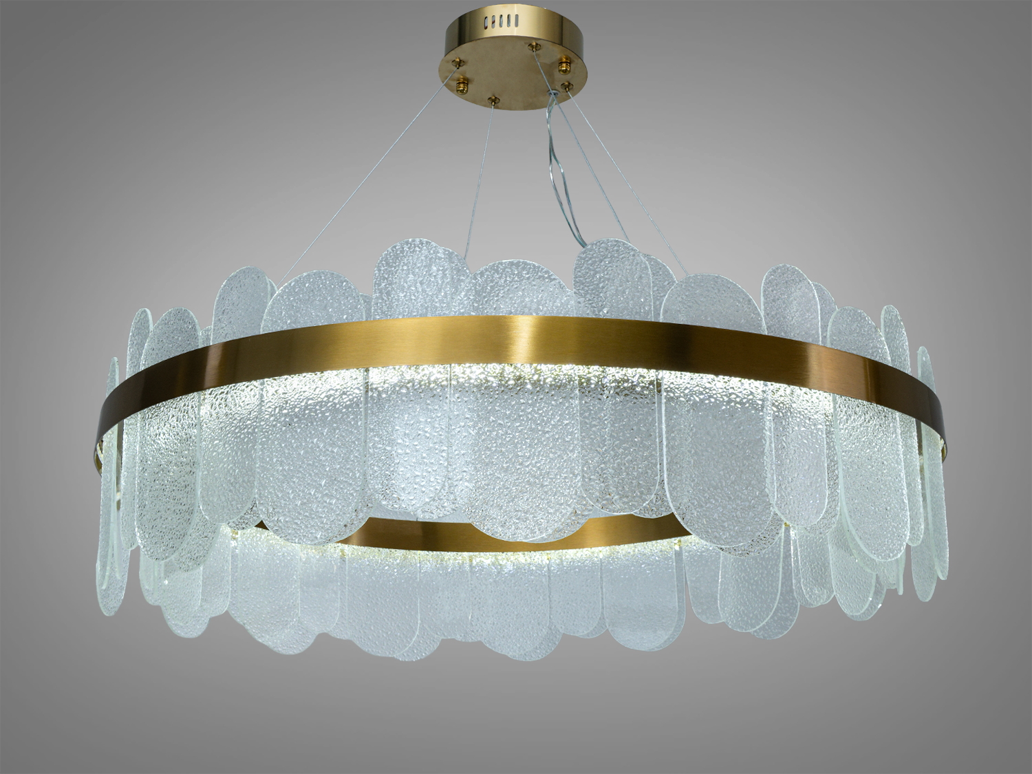 Підвісна люстра з кришталю з золотистим металевим обідком, підходить для сучасного інтер′єру.