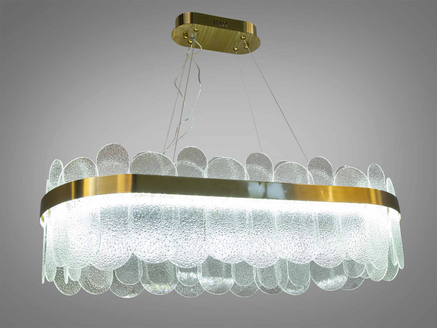 Елегантний світильник з круглими скляними елементами, що відбивають світло. Підходить для вітальні або їдальні.