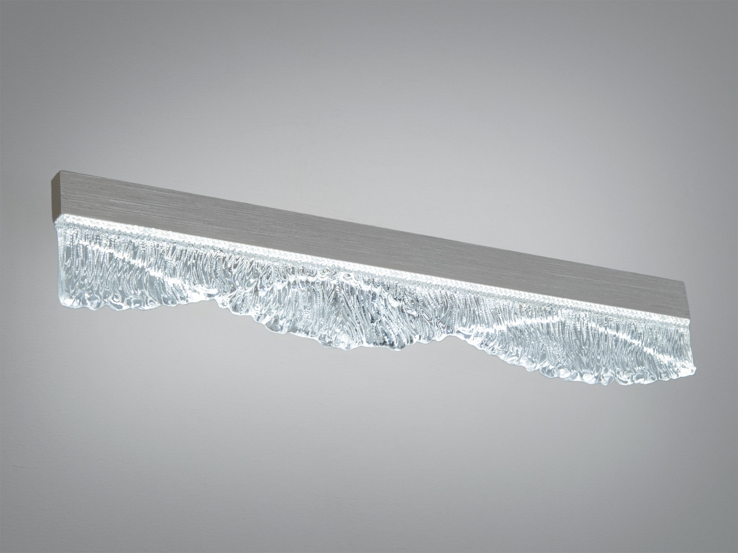 Настінний світильник з прозорого скла з хвилястим краєм, підходить для сучасних інтер′єрів, створює холодне біле світло.