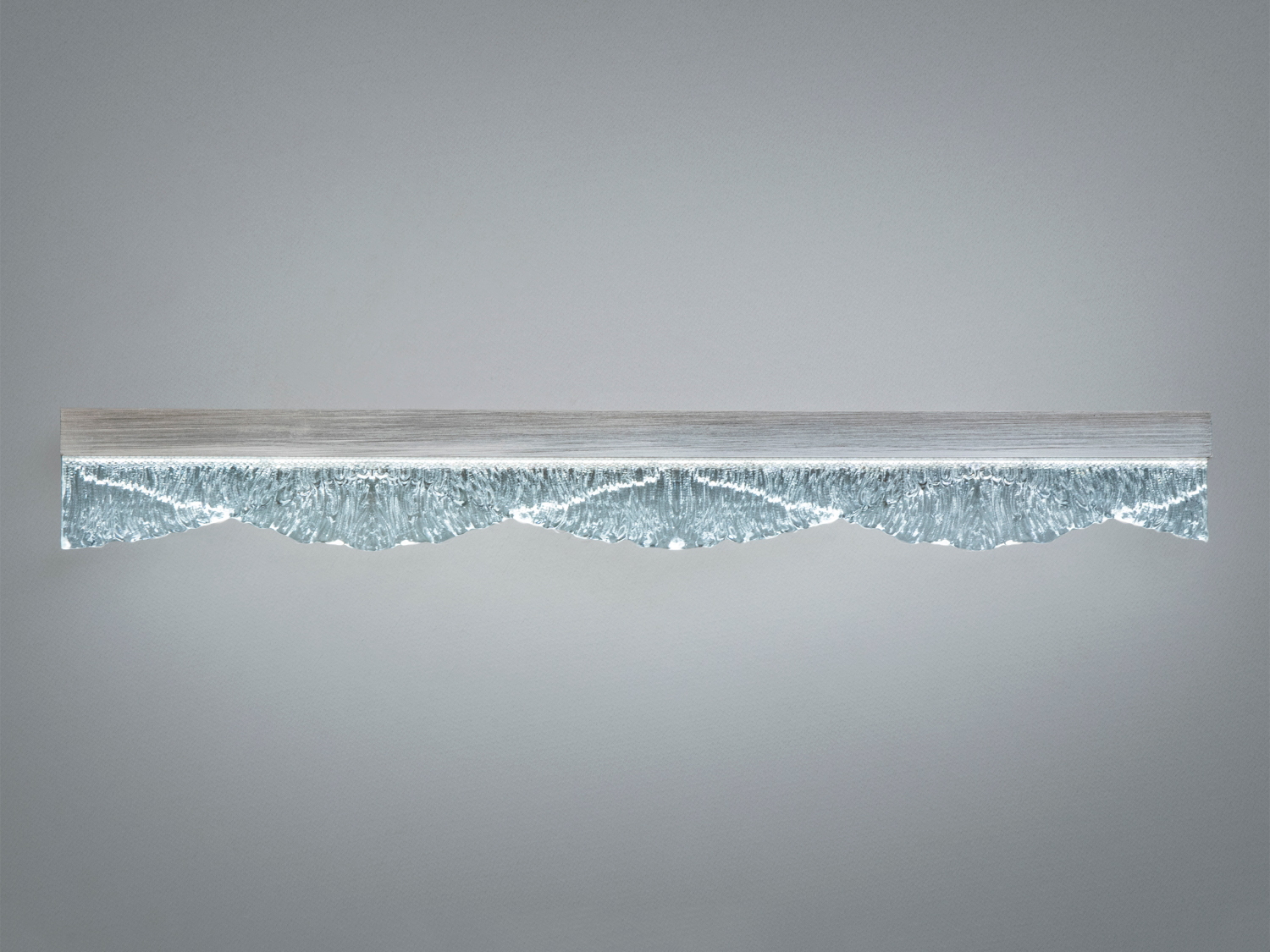 Світильник з холодним білим світлом, виконаний з гофрованого скла. Ідеально підходить для офісних приміщень або мінімалістичних просторів.