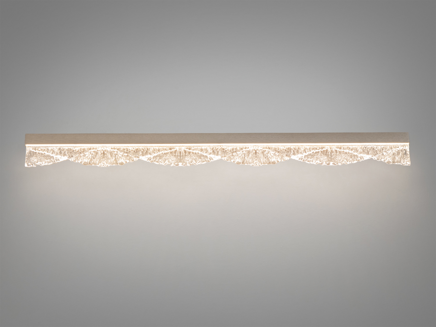 Настінний світильник з текстурованого скла, випромінює тепле світло, підходить для вітальні. Відмінно доповнює мінімалістичний дизайн.