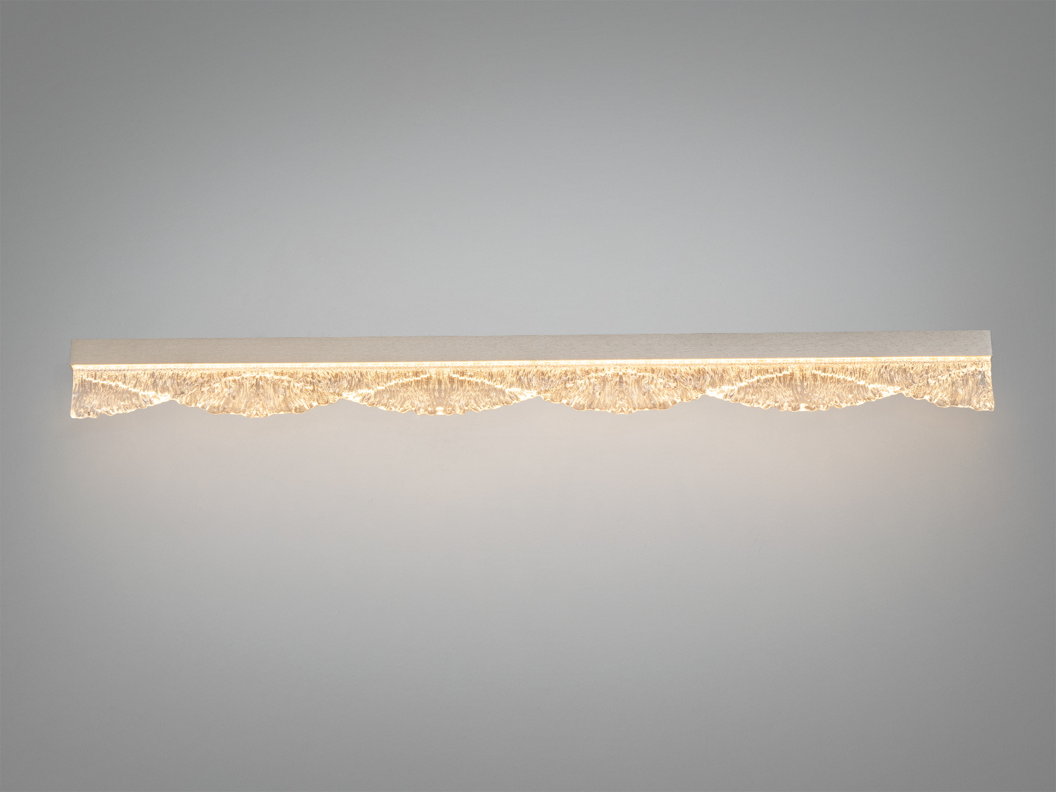 Декоративний світильник з хвилястим склом, забезпечує м′яке освітлення, ідеальний для спальні. Підходить для сучасного інтер′єру.