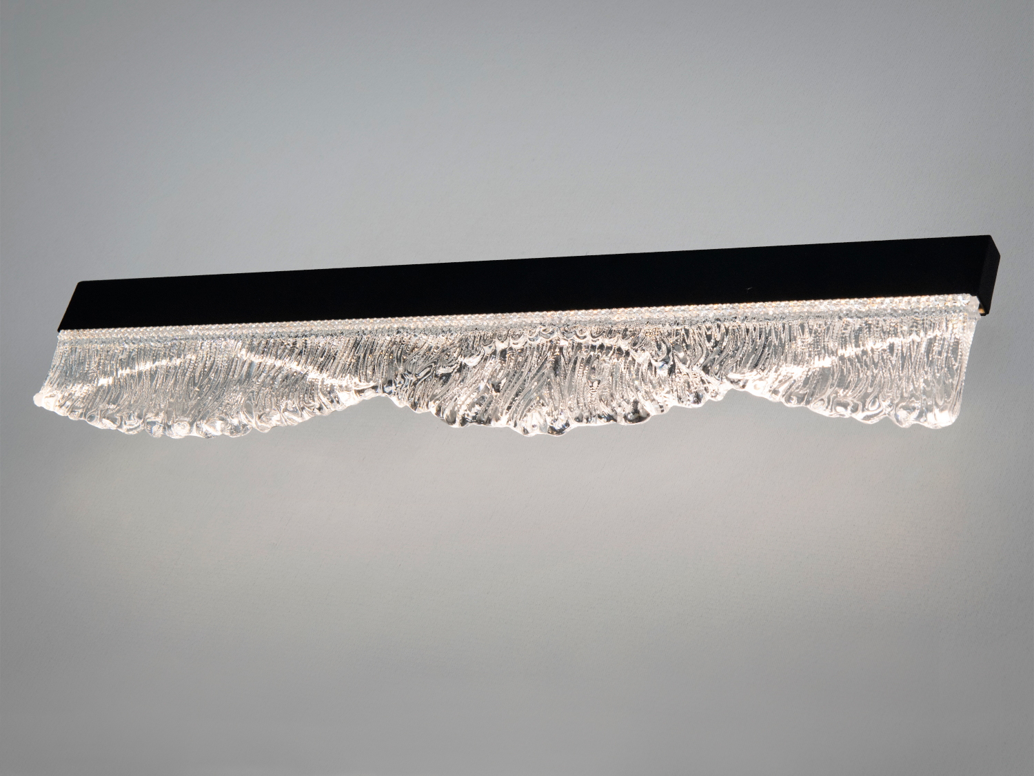 Настінний LED бра-планка 11 Вт з чорним металевим корпусом і прозорим рельєфним склом «хвилі». Лінійний формат для акцентного та фонового освітлення.