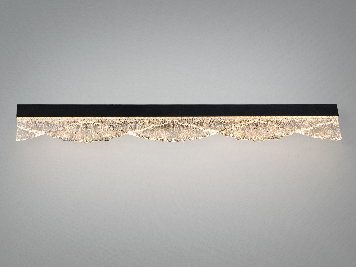 Настінне LED бра-планка 16 Вт у чорному з хвилястим скляним дифузором. Дає м’яке розсіяне світло для сучасних інтер’єрів і акцентних сценаріїв.