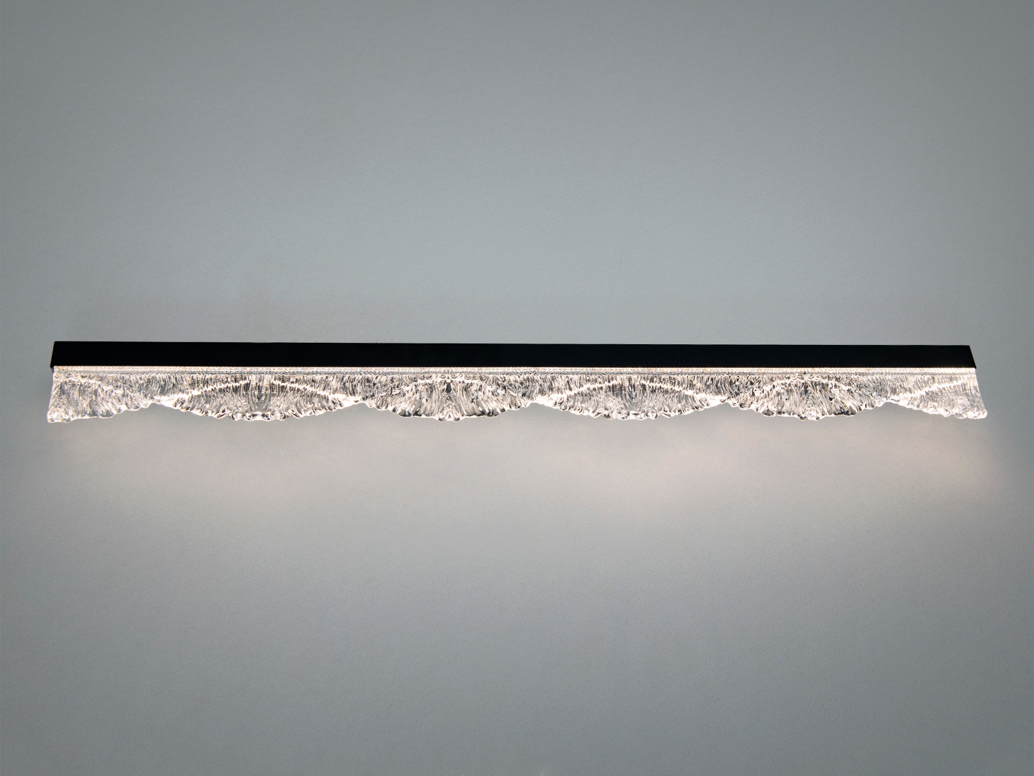 Настінний LED світильник 20 Вт з хвилястим скляним дифузором і чорним корпусом. Підходить для коридорів, віталень та ванних кімнат за умови правильної зони монтажу.