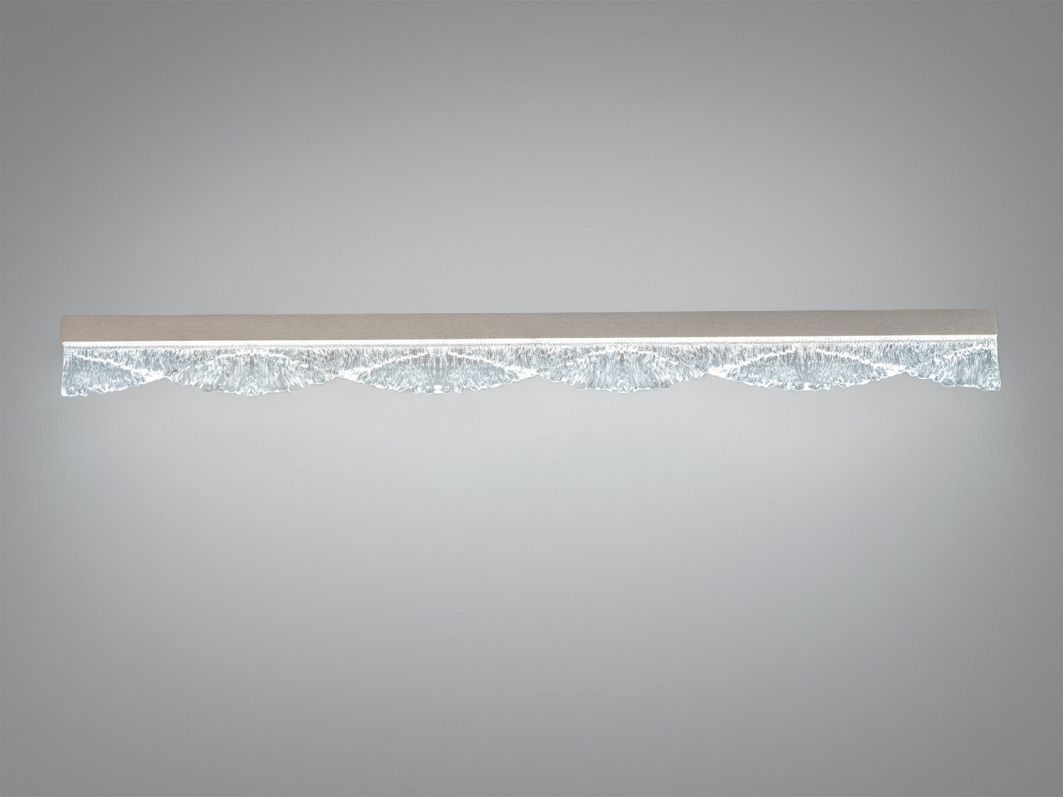 Настінний LED світильник бра-планка 20Вт, золото, з хвилястим скляним дифузором для м’якого акцентного світла. Підійде для вітальні, спальні та коридору.