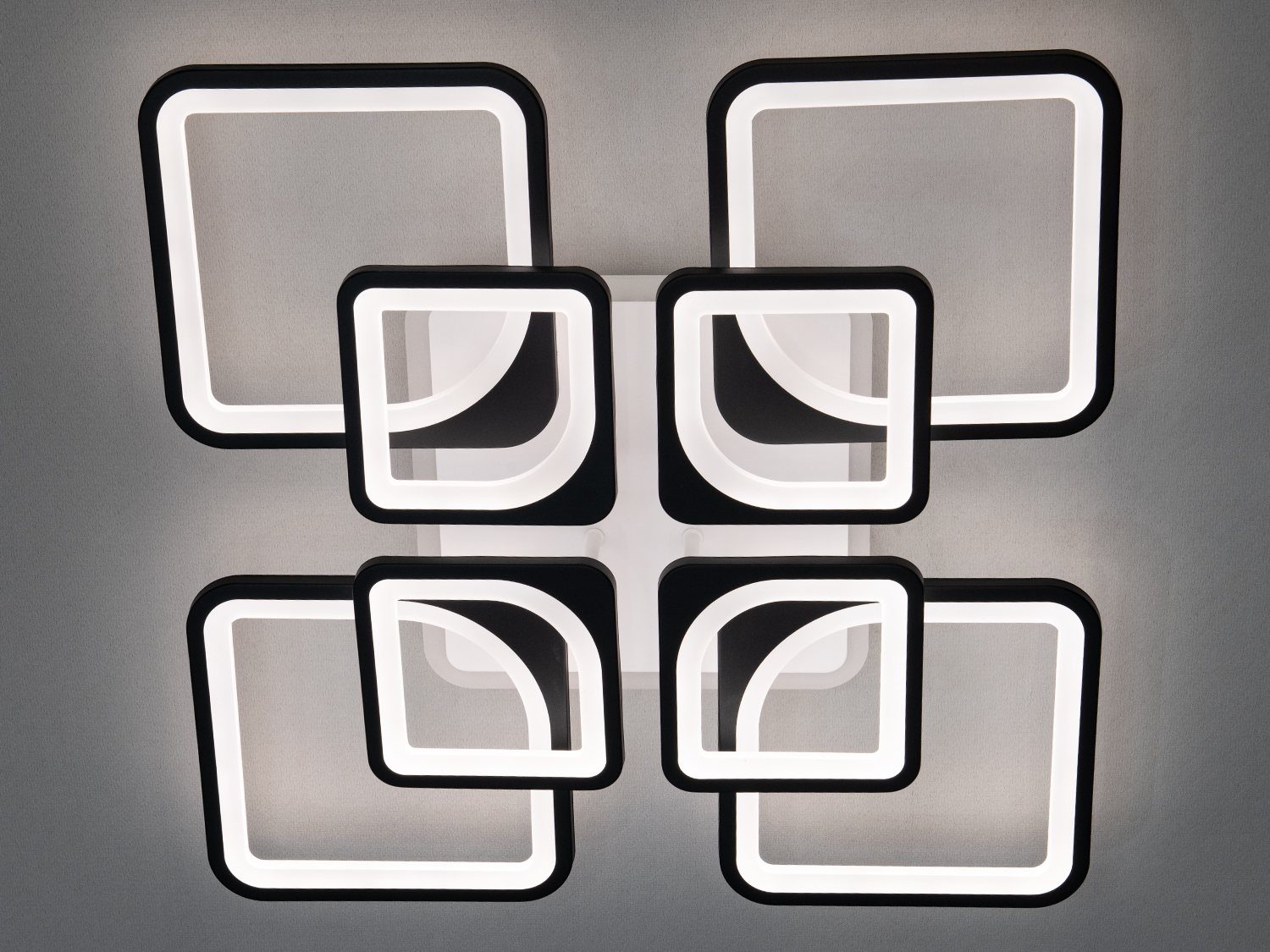 Світильник з холодним білим світлом, квадратні рамки забезпечують рівномірне освітлення. Підходить для офісу.