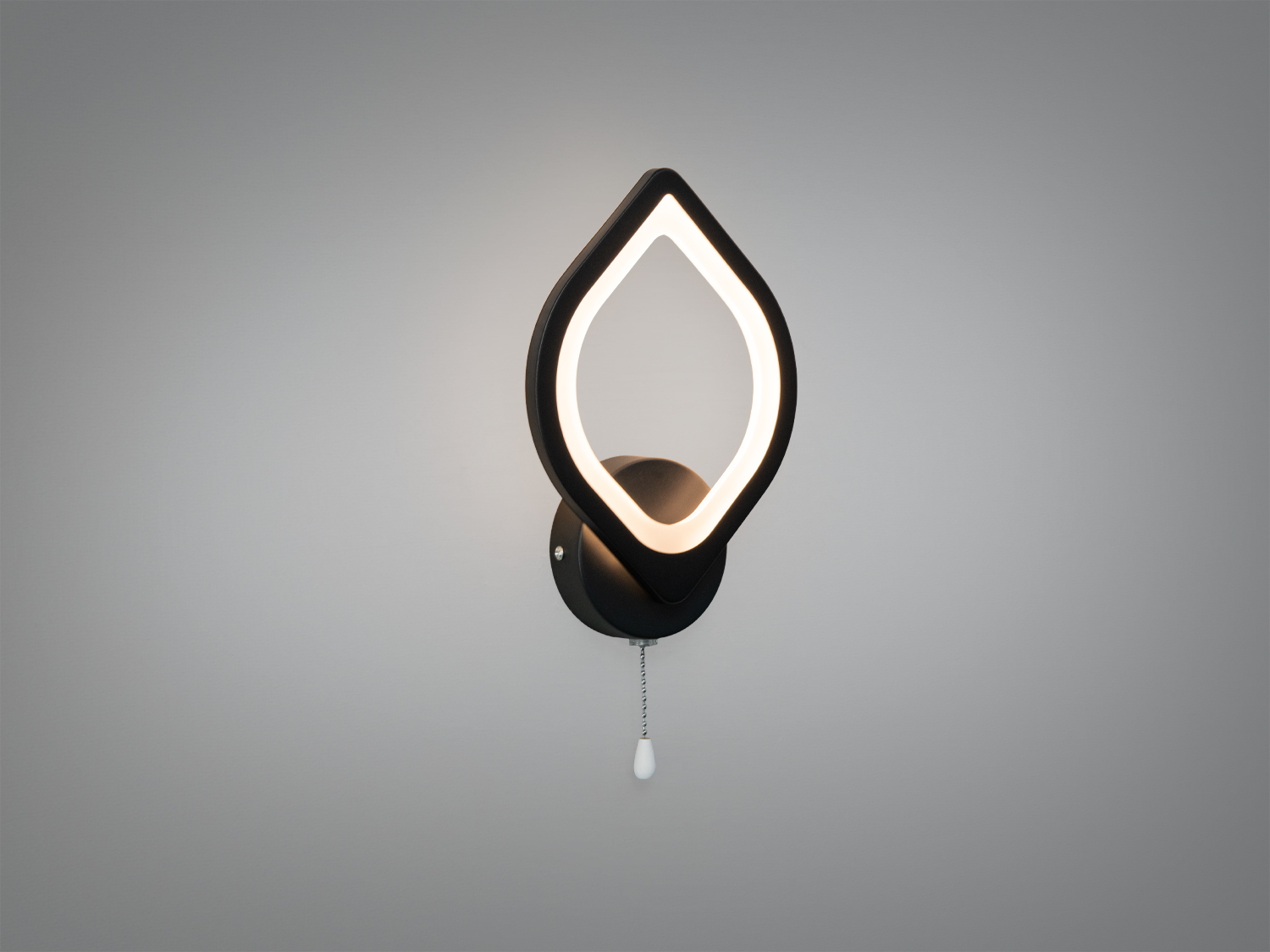 Чорний настінний світильник з LED-підсвіткою, виконаний у формі краплі. Має витончений дизайн для сучасних просторів.