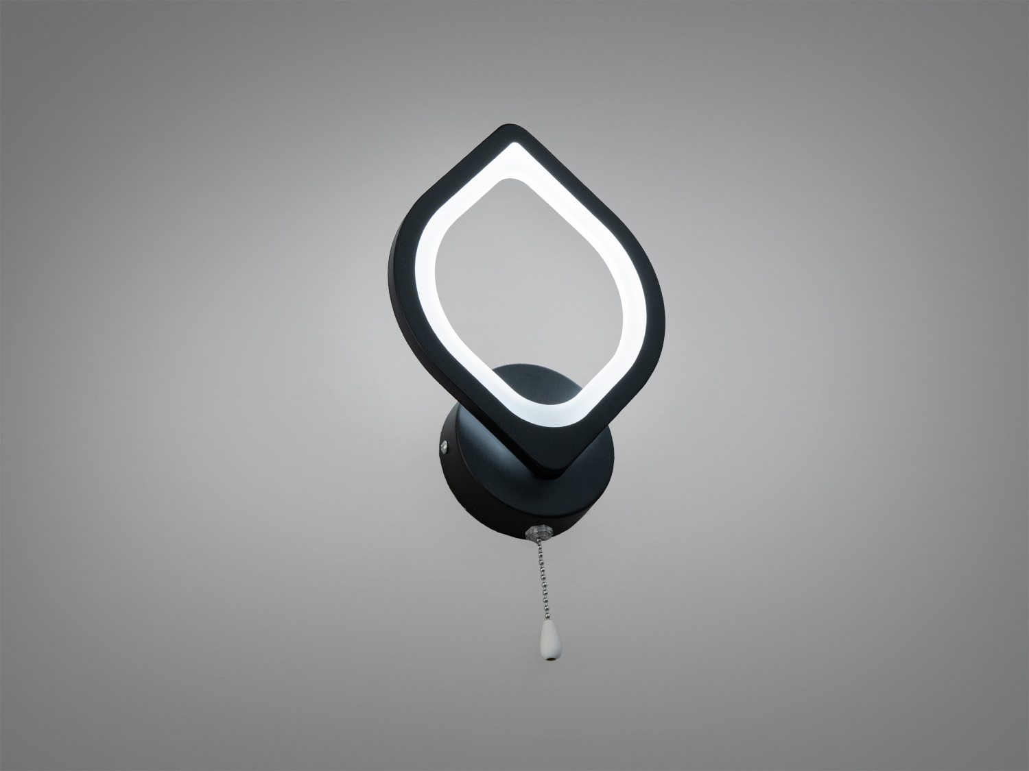 Світильник настінний з чорного металу, форма краплі, з LED-освітленням. Ідеальний для монтажу в сучасних інтер′єрах.