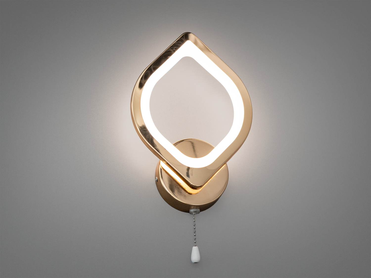 Світильник настінний з елегантним дизайном у формі краплі, виконаний з металу, зручний для монтажу у вітальні або спальні.