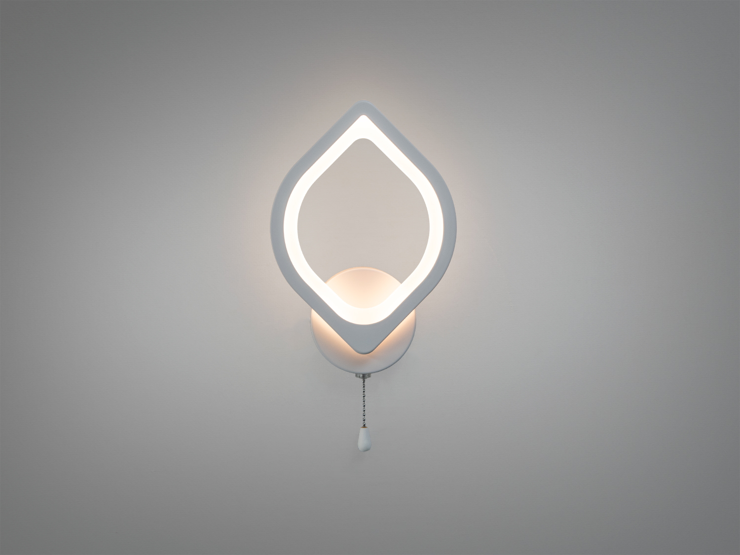 Настінний світильник з білим плафоном у формі листка, оснащений вимикачем на ланцюжку. Ідеально підходить для сучасного інтер′єру.