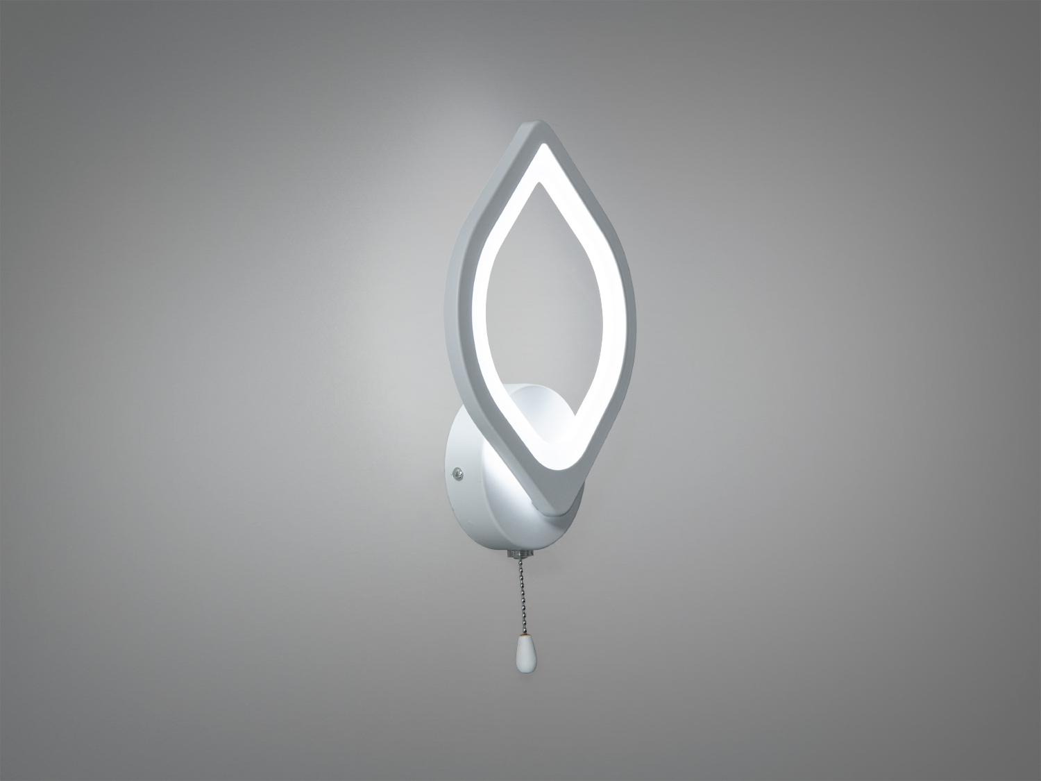 LED-світильник настінний у формі краплі, ідеальний для сучасного інтер′єру. Має шнурок для ввімкнення.