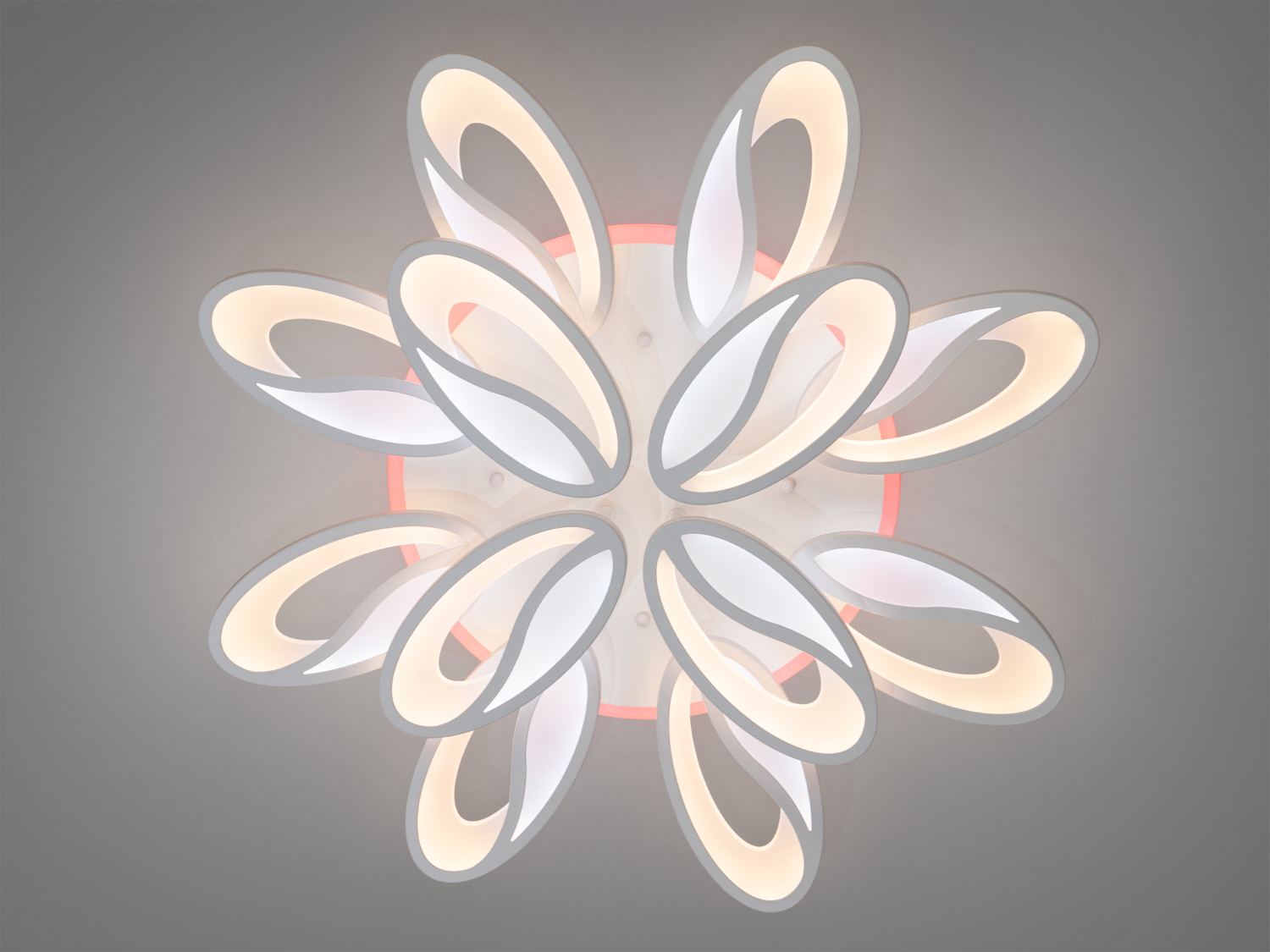 Світлодіодна люстра з дистанційним керуванням, має овальні деталі, що світяться холодним світлом. Ідеальна для сучасного інтер′єру.