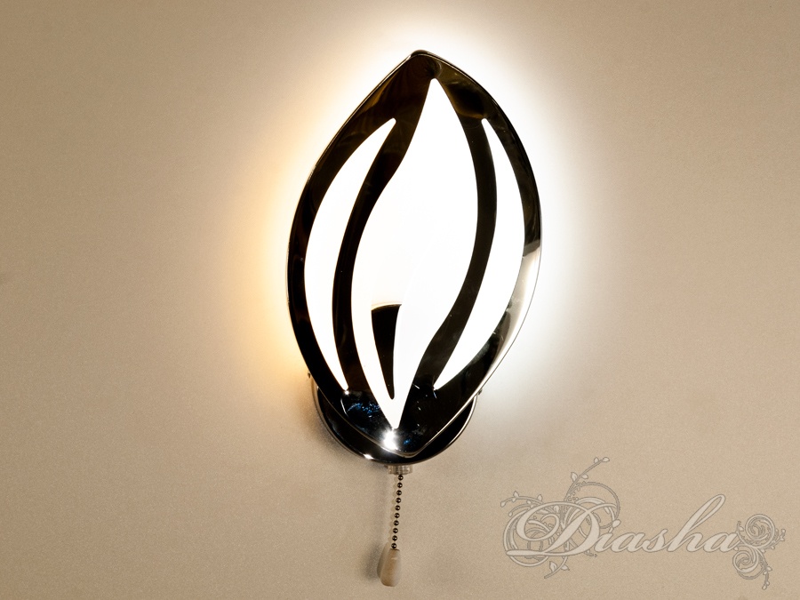 Настінний світильник у формі листка з металевим корпусом, оснащений вимикачем на ланцюжку. Підходить для сучасного інтер′єру.