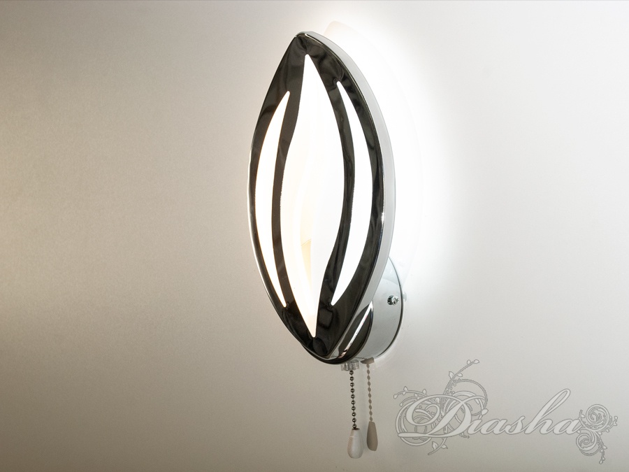 Металевий настінний світильник овальної форми з підвісним вимикачем. Ідеальний для сучасного інтер′єру.