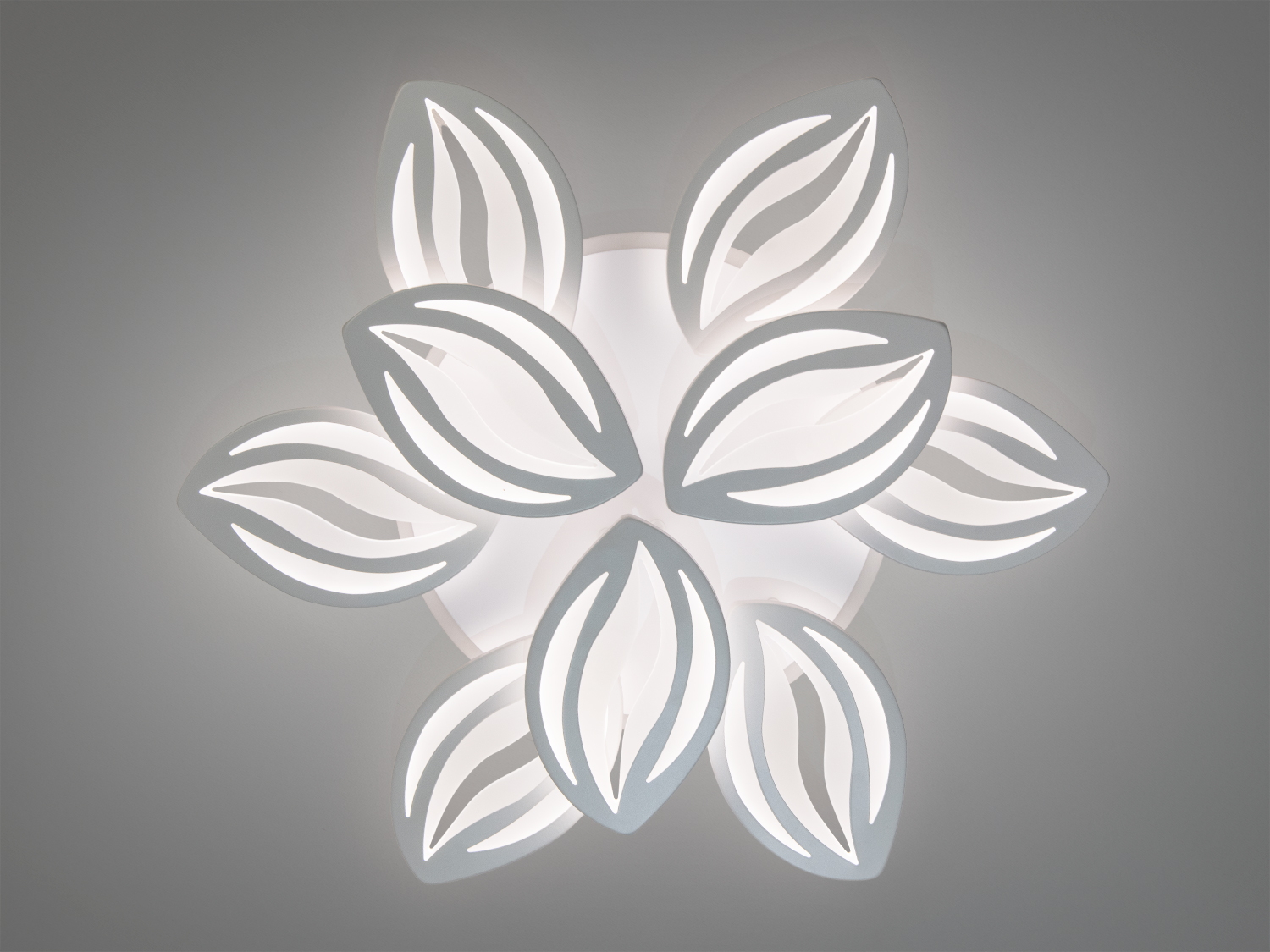 Мінімалістична люстра з білими пелюстками, що підходить для спальні. Надає м′яке освітлення.