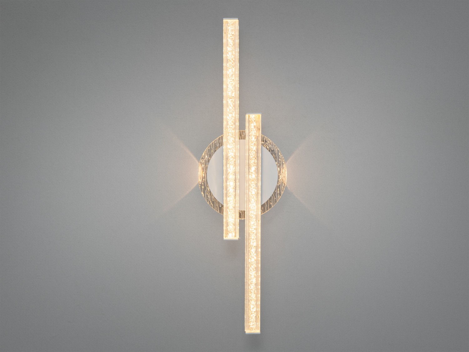 Світильник з двома вертикальними панелями, що випромінюють жовте світло. Кругла основа з металу додає стильності сучасному дизайну.