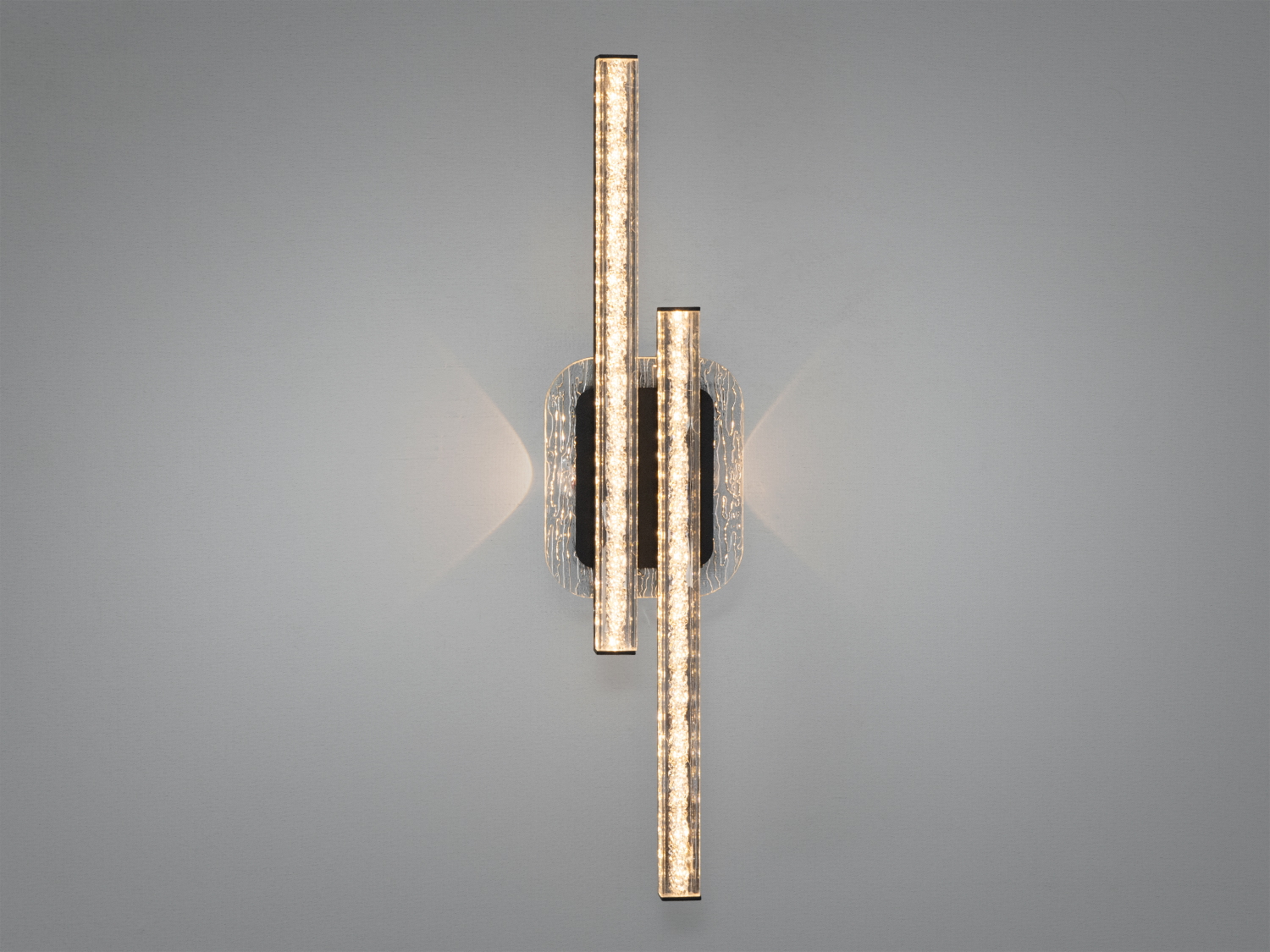 Настінний світильник з двома вертикальними LED-смугами на овальній основі, ідеальний для акцентного освітлення.