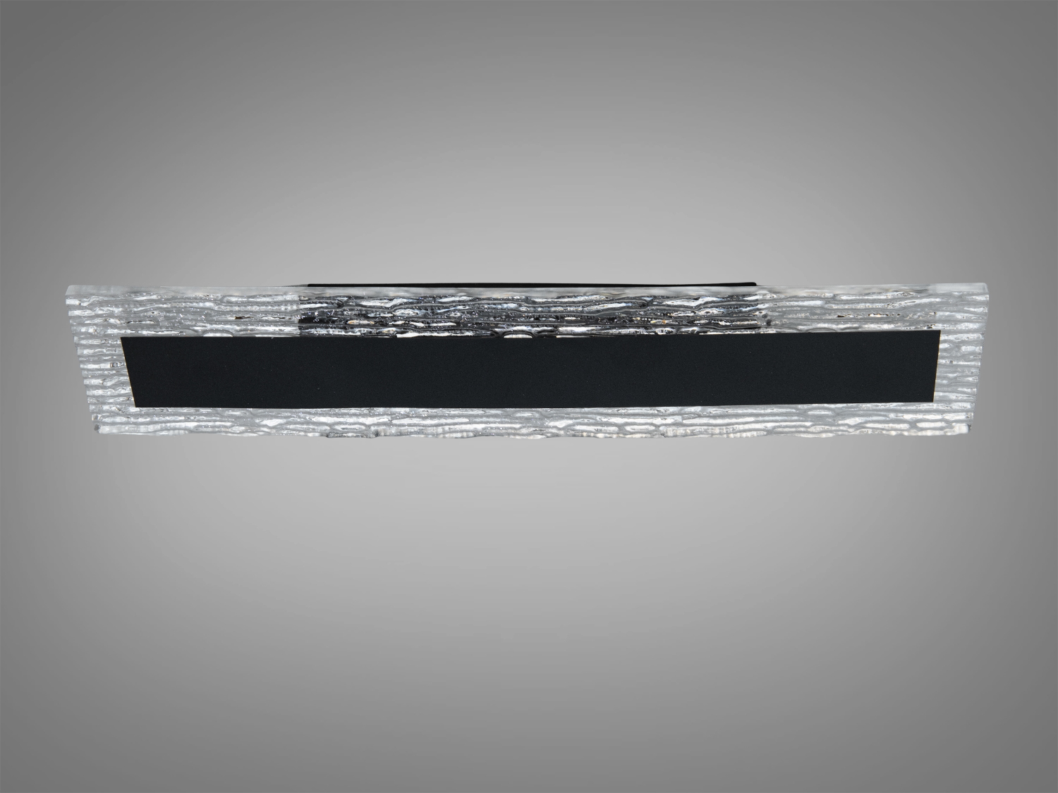 Прямокутний світильник з рифленого скла з чорним центральним елементом, підходить для монтажу на стіну або стелю.