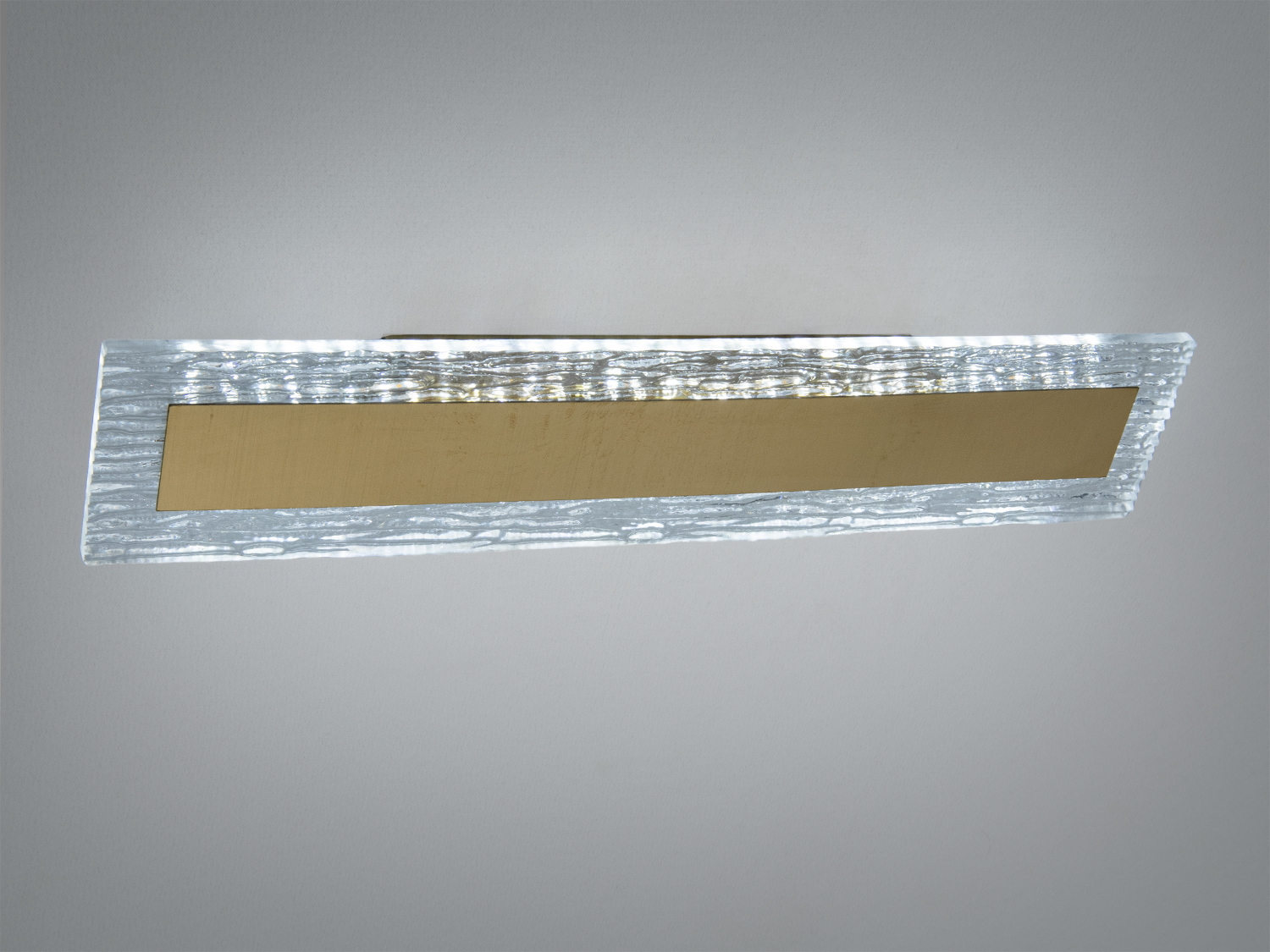 Настінний світильник з текстурованим скляним абажуром, що створює ефект розсіяного світла. Ідеальний для сучасного дизайну.