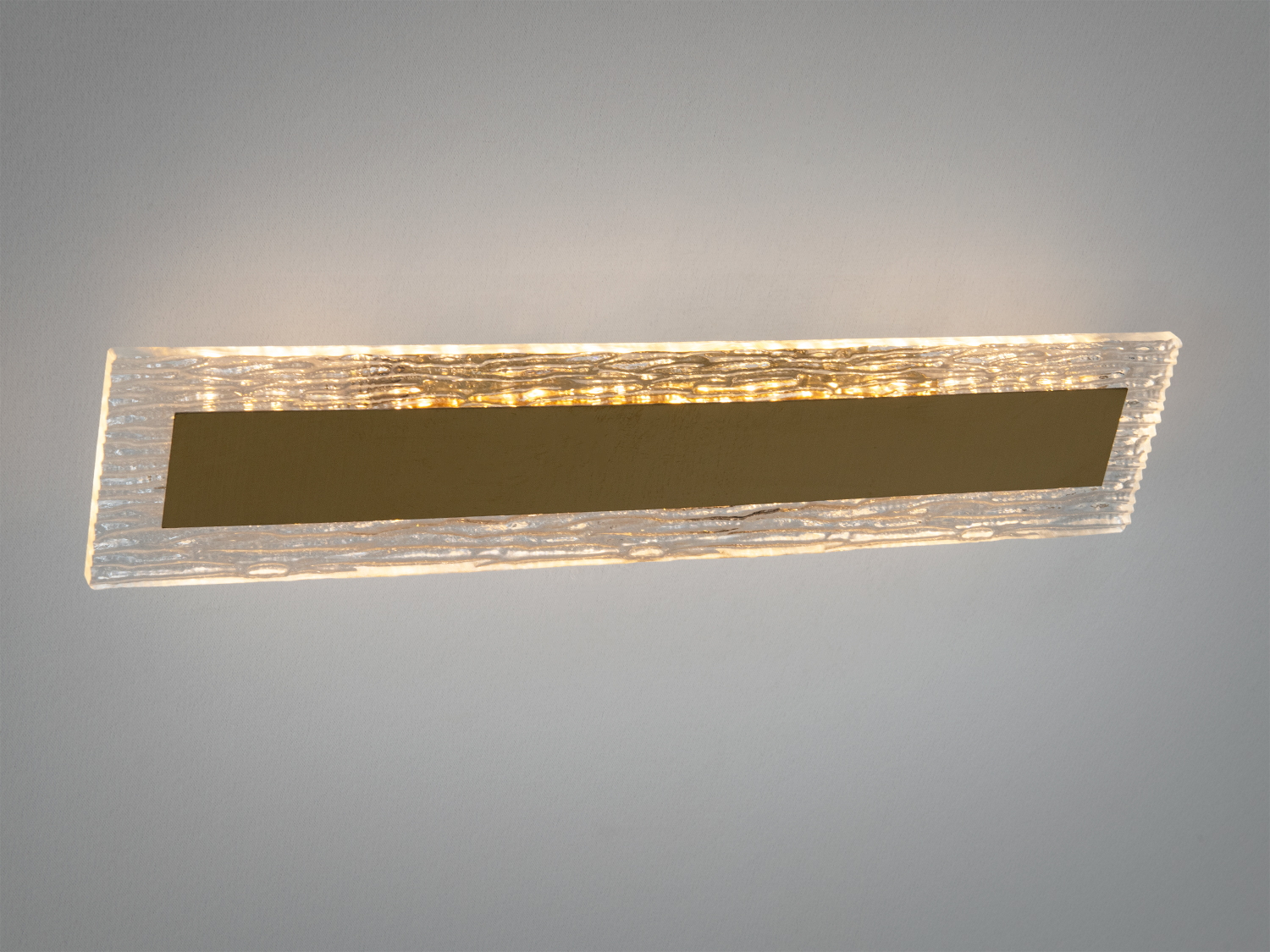 Сучасний світильник з прозорим скляним абажуром, що забезпечує рівномірне освітлення. Підходить для настінного монтажу.