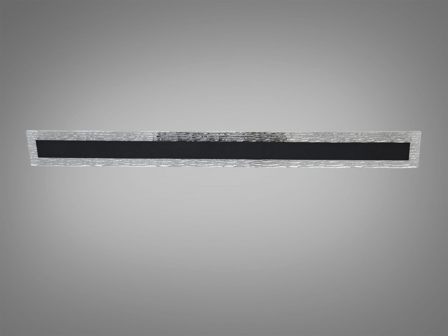 Стельовий світильник з матового скла з чорною смугою, що створює сучасний акцент у просторі. Легкий монтаж.