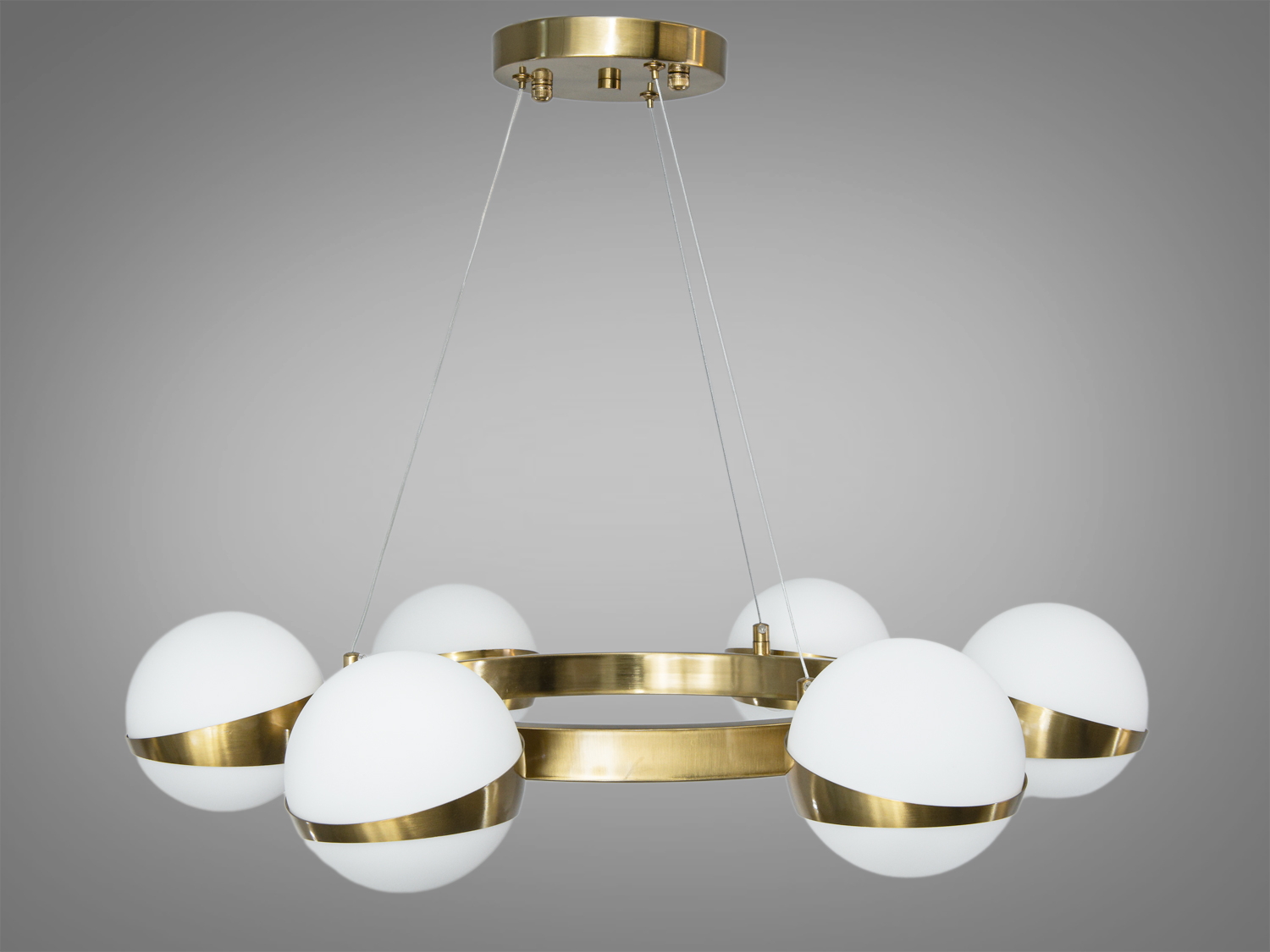 Люстра підвіс вражає своєю легкістю та грайливістю, яка вдало поєднується з мінімалістичним підходом до інтерєру.