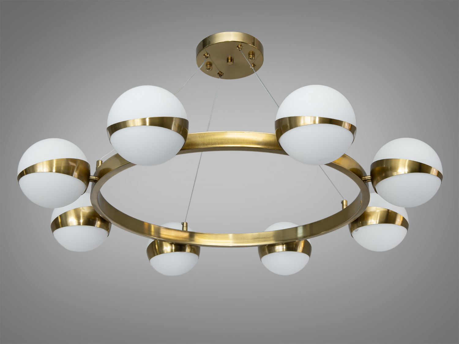 Люстра підвіс вражає своєю легкістю та грайливістю, яка вдало поєднується з мінімалістичним підходом до інтерєру.