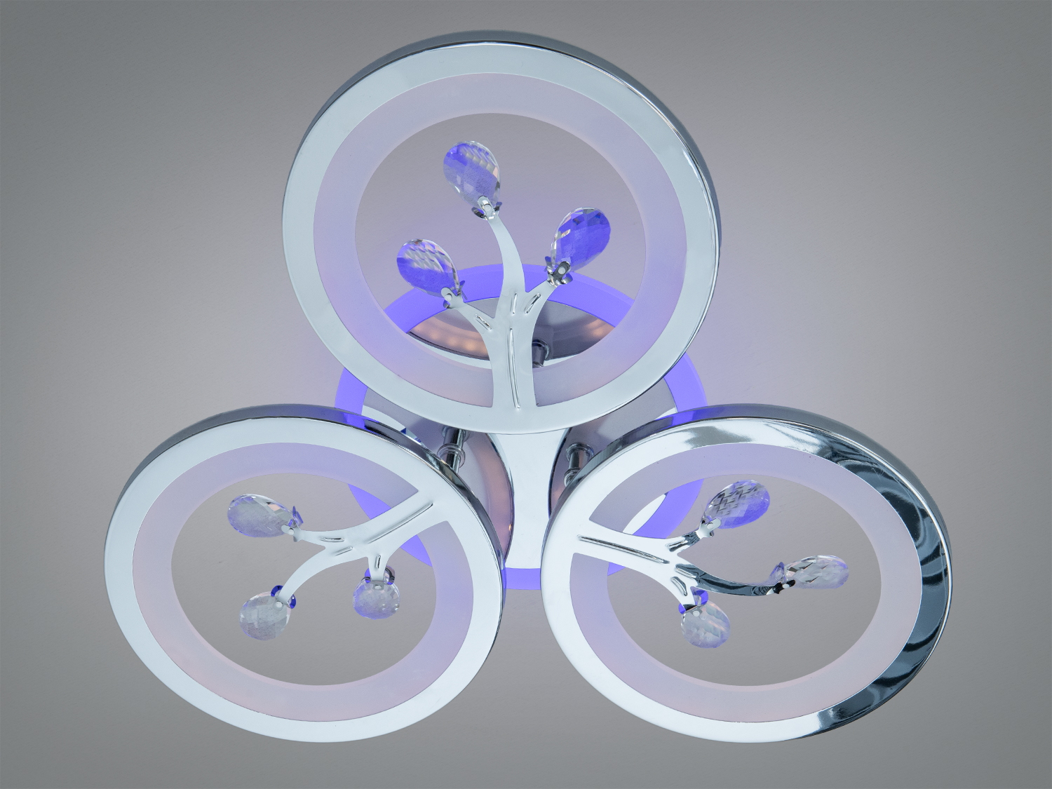 Стельовий світильник з трьома круглими LED панелями, прикрашеними кришталевими елементами, з фіолетовим підсвічуванням для сучасного інтер′єру.