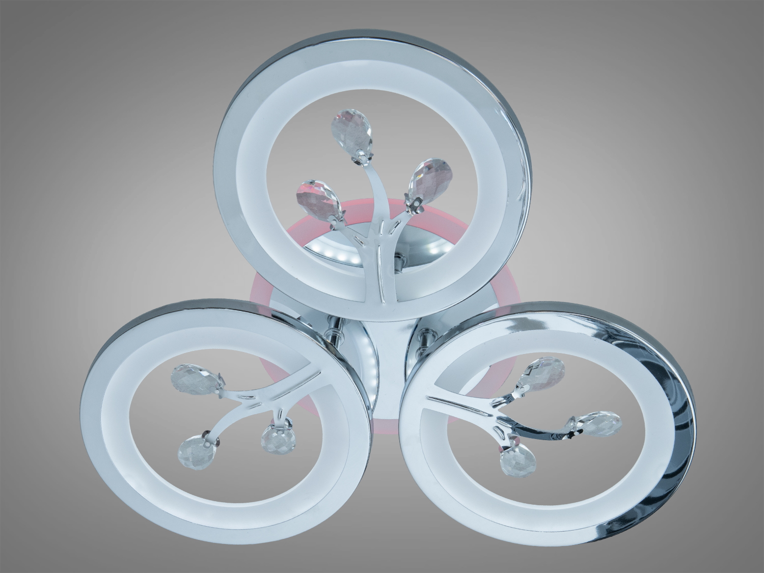 Стельовий світильник з трьома круглими LED панелями, прикрашеними прозорими кристалами, з рожевим підсвічуванням для романтичної атмосфери.