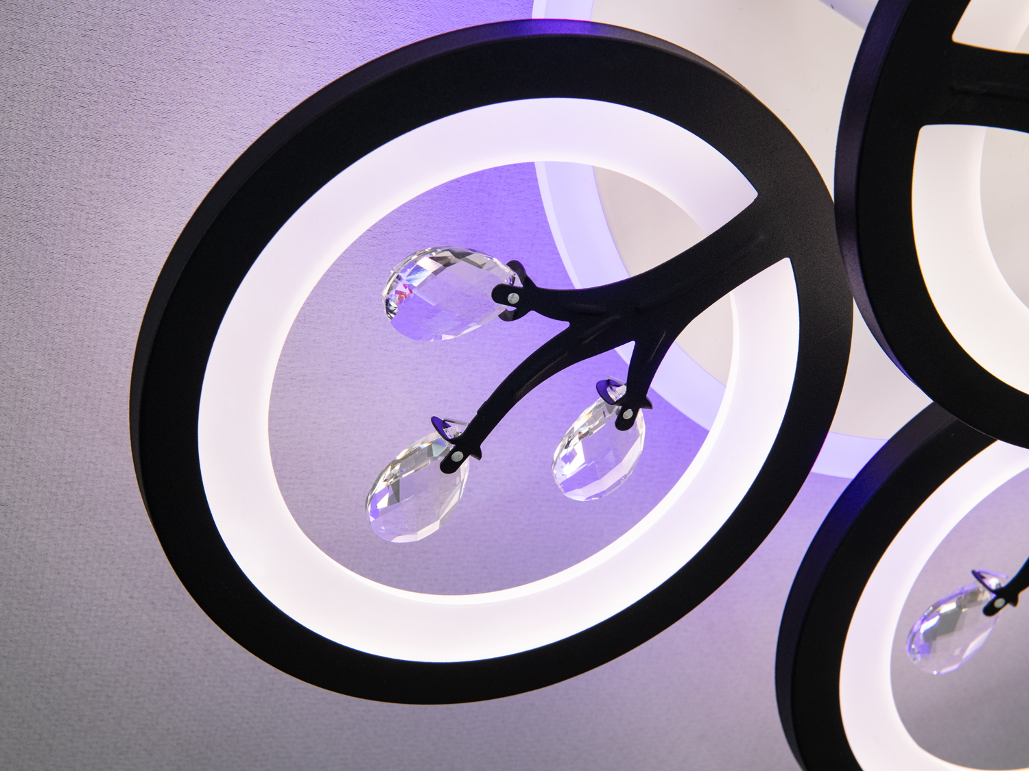 Елегантна LED-люстра у вітальню з пультом, колір чорний, 90W на 14м2