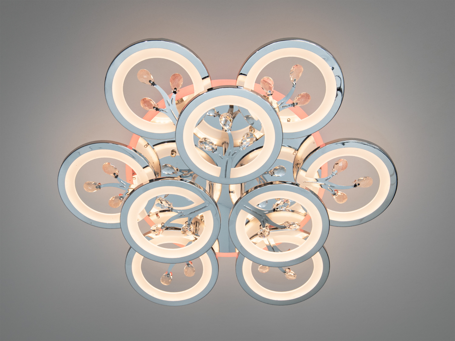 Стельовий світильник з кільцями та кристалами, випромінює тепле світло. Ідеальний для вітальні.