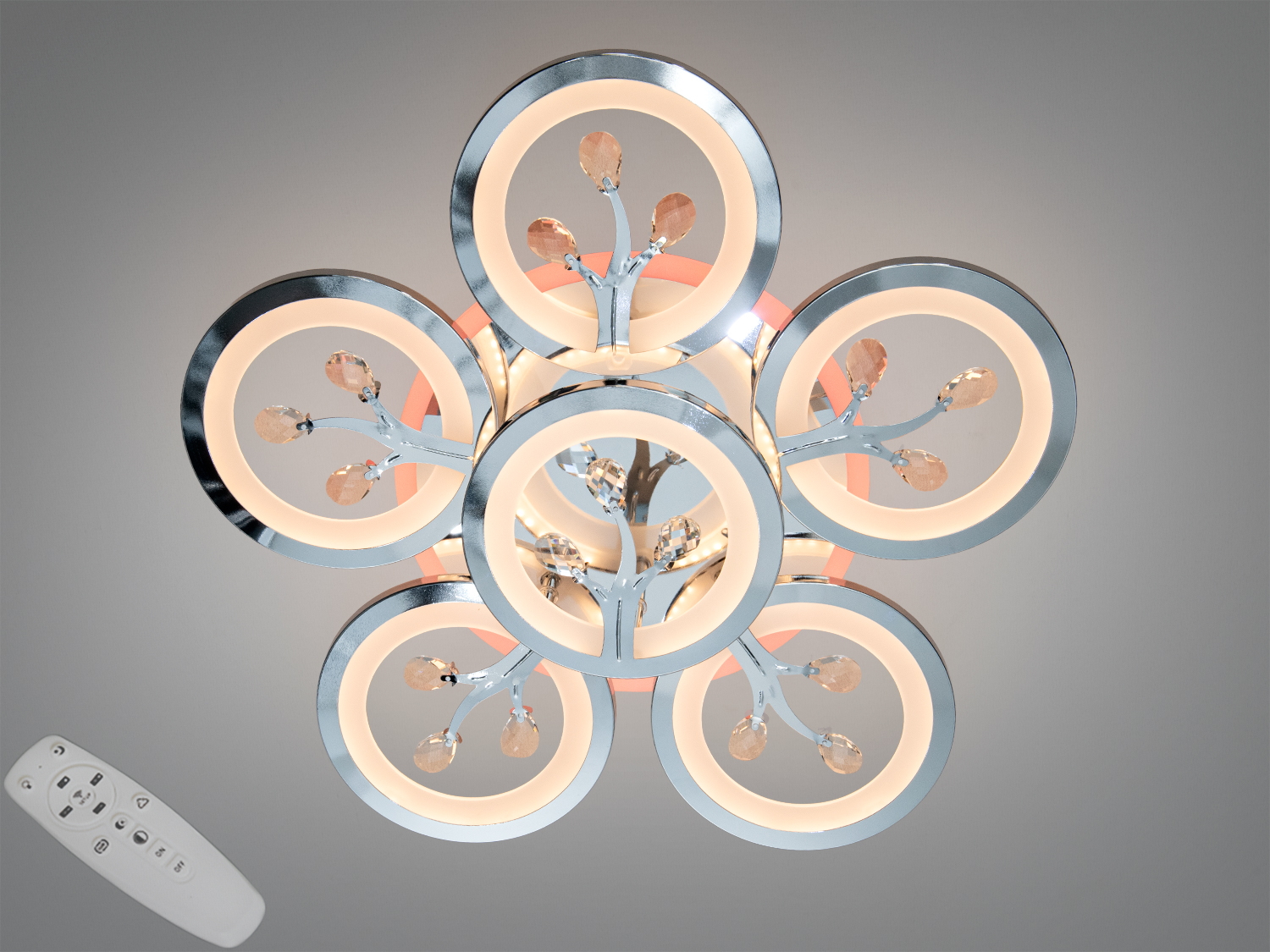 Золота світлодіодна люстра з регулюванням яскравості, пультом, 90W. Функціонал, стильний вигляд та якісні матеріали відповідають найвищим стандартам сучасного освітлення.