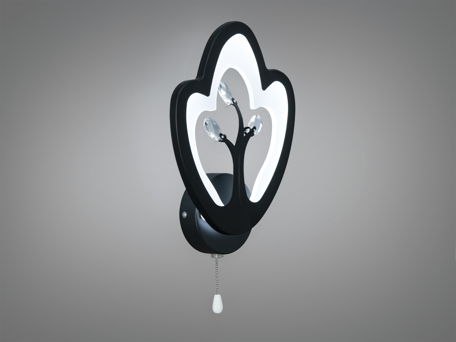 Настінний світильник квадратної форми з хромованою основою, прикрашений кришталевими елементами. Підходить для сучасного інтер′єру.