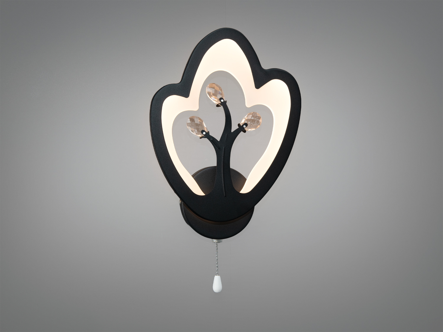 Світильник з квадратним абажуром, виконаний у хромованому стилі, з підвісним вимикачем. Ідеально підходить для вітальні.