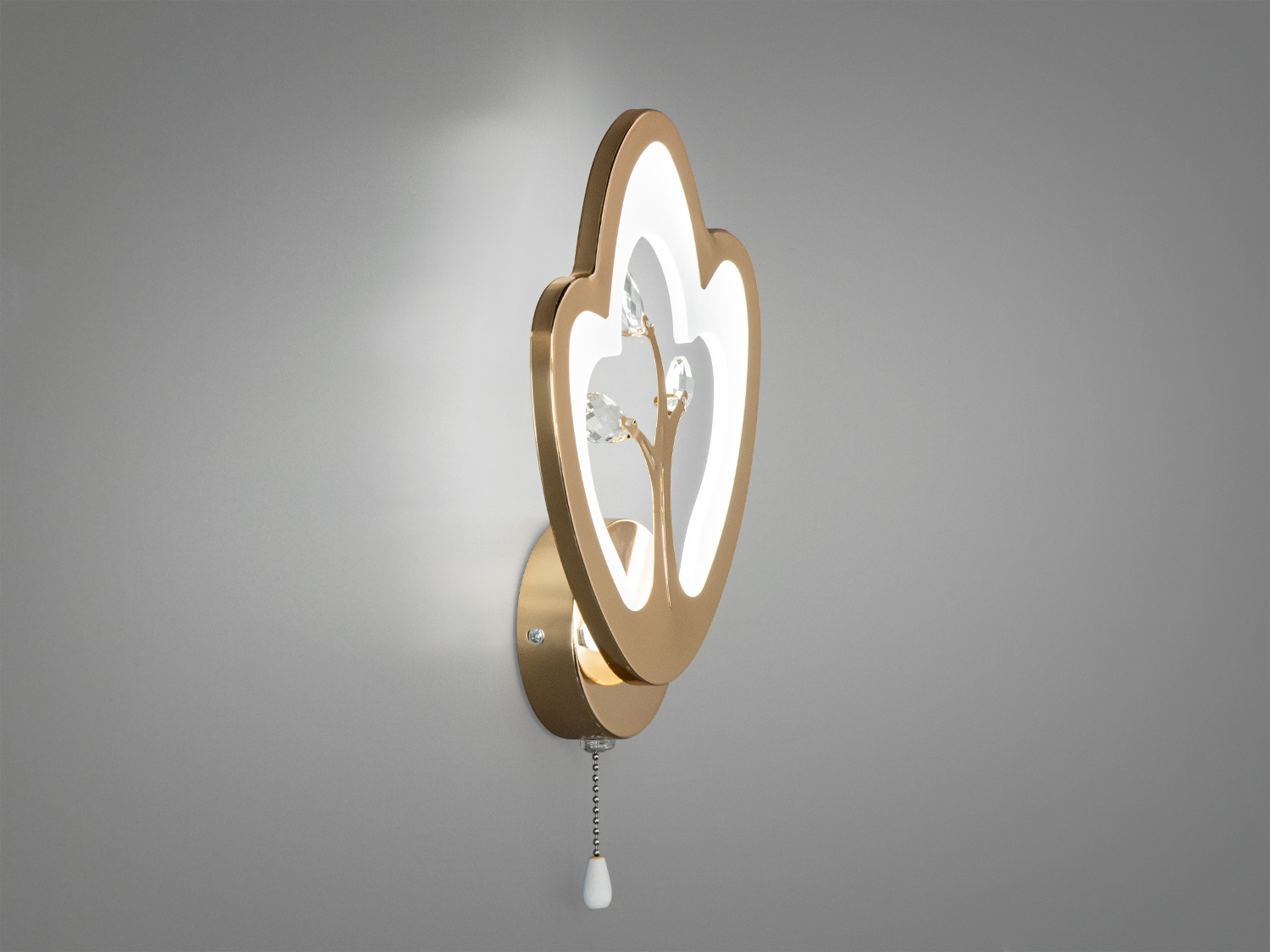 Світильник з квадратним абажуром, виконаний у хромованому стилі, з підвісним вимикачем. Ідеально підходить для вітальні.